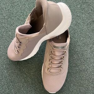 Skechers Bobs Women's 9 wide Slip-Ins Tan Sneakers easy on easy off tan comfort